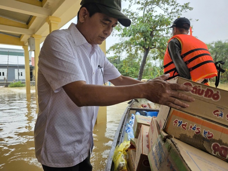 Ông Phạm Văn Hà chuẩn bị hàng được hỗ trợ mang đi phát cho người dân trong thôn. Ảnh: M.T