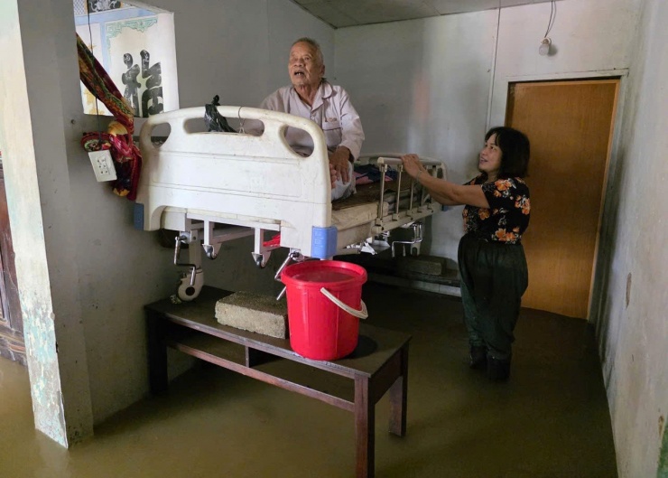 Nhà chị Vân nước lũ vẫn chưa rút. Ảnh: M.T