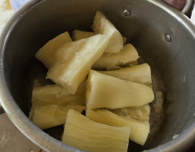 Nồi sắn luộc ông Hà mang theo ăn để có sức hỗ trợ người dân. Ảnh: M.T