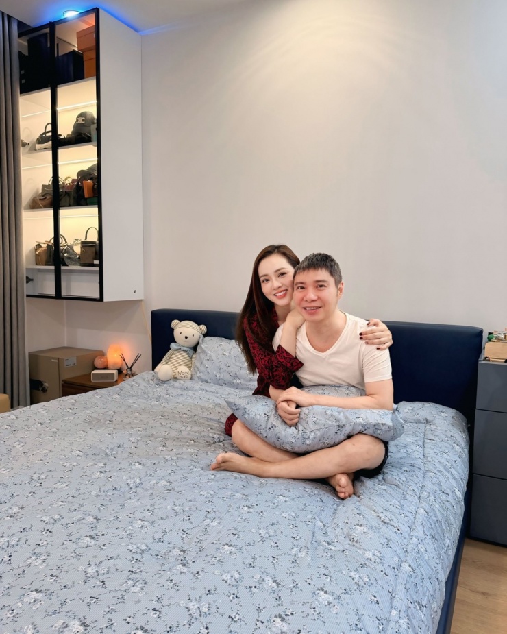 NSND Công Lý và bà xã Ngọc Hà khoe căn phòng ngủ ấm cúng, được cả hai sắp xếp gọn gàng và trang trí tối giản.