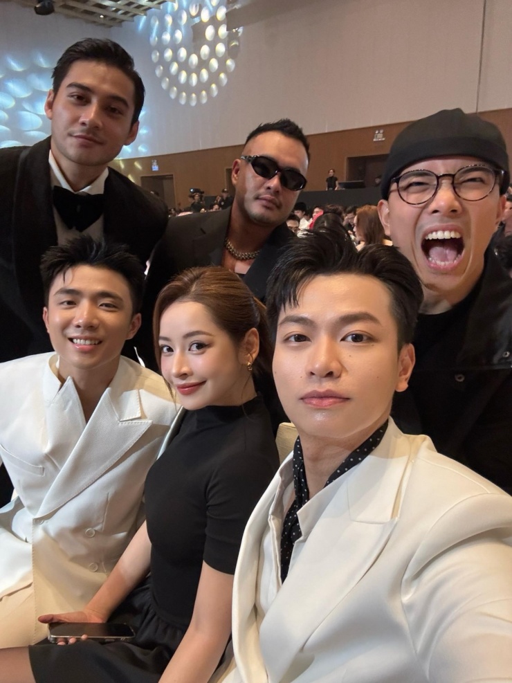 Chi Pu cùng dàn cast chương trình 'Hàng xóm mới' đến chúc mừng Hương Giang nhận sash Miss Universe Vietnam để thi quốc tế.