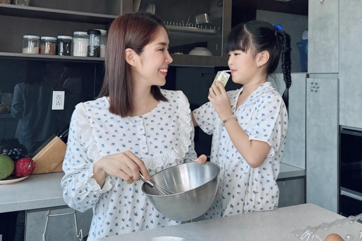 Mẹ con Lê Phương diện đồ ngủ đôi phong cách dễ thương khi vào bếp.