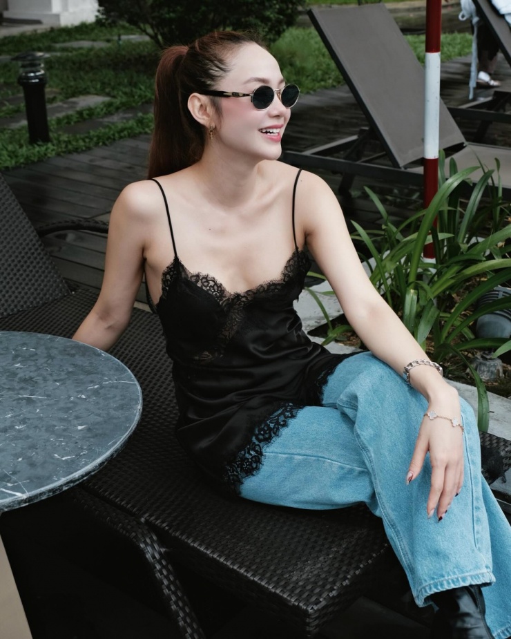 Minh Hằng dạo phố cùng phong cách đồ ngủ không nội y, khoe dáng gầy sau sinh con đầu lòng.