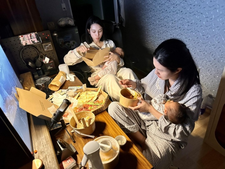 Diễn viên Quỳnh Lương và chị gái ruột cùng làm 'mẹ bỉm sữa'. Cô tiết lộ hình ảnh khi tất tả chăm con ở nhà.