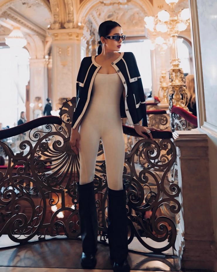 Lệ Quyên tôn vóc dáng 'không mỡ thừa' qua bộ bodysuit ôm sát.