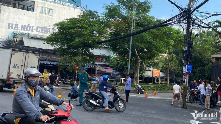 Lực lượng chức năng phong tỏa khu vực ngã tư Lê Đức Thọ - Phạm Huy Thông để điều tra vụ tai nạn. Ảnh: TK