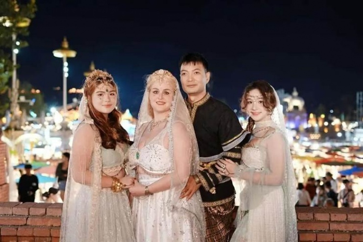 Cặp đôi đang sinh sống, làm việc tại Thượng Hải và có 2 cô con gái. Ảnh: Baidu