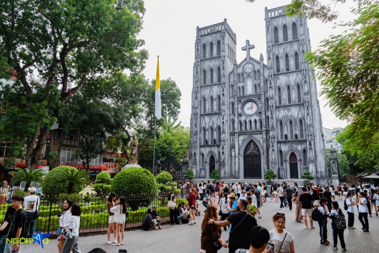 Giới trẻ đổ về Nhà Thờ Lớn thưởng thức xôi cốm, trà chanh ngày thu - 1