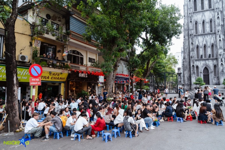 Giới trẻ đổ về Nhà Thờ Lớn thưởng thức xôi cốm, trà chanh ngày thu - 3