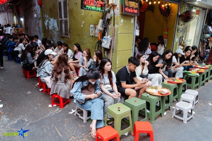 Giới trẻ đổ về Nhà Thờ Lớn thưởng thức xôi cốm, trà chanh ngày thu - 4