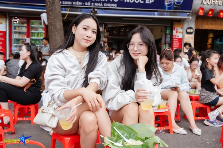 Giới trẻ đổ về Nhà Thờ Lớn thưởng thức xôi cốm, trà chanh ngày thu - 6