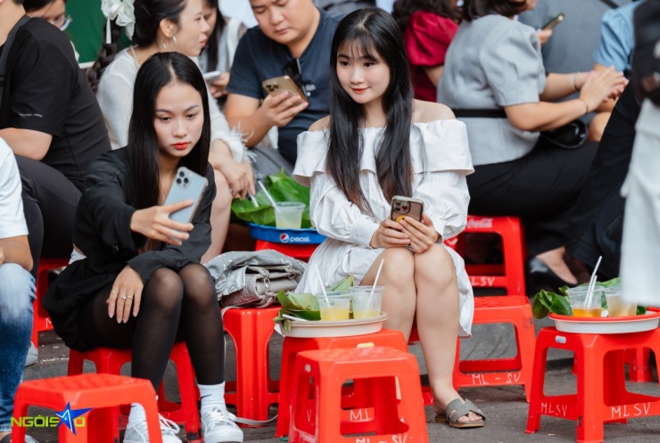 Giới trẻ đổ về Nhà Thờ Lớn thưởng thức xôi cốm, trà chanh ngày thu - 9