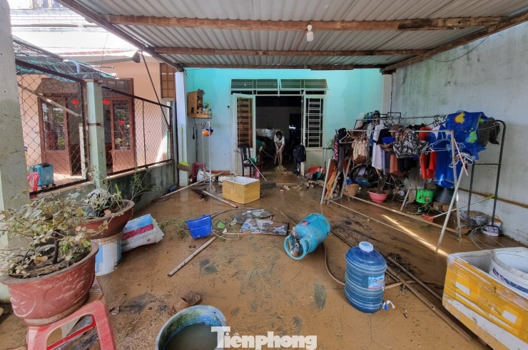 Cảnh tượng xót xa sau 3 đêm chạy lụt trở về: Nhà cửa nhuộm bùn, xơ xác - 1