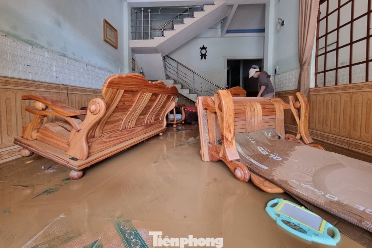 Cảnh tượng xót xa sau 3 đêm chạy lụt trở về: Nhà cửa nhuộm bùn, xơ xác - 3