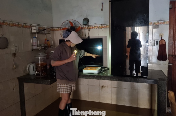 Cảnh tượng xót xa sau 3 đêm chạy lụt trở về: Nhà cửa nhuộm bùn, xơ xác - 4