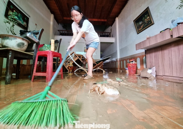 Cảnh tượng xót xa sau 3 đêm chạy lụt trở về: Nhà cửa nhuộm bùn, xơ xác - 13