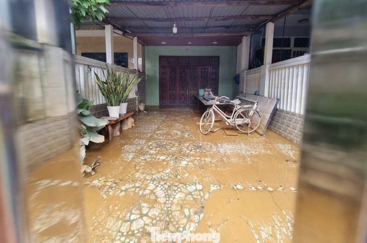 Cảnh tượng xót xa sau 3 đêm chạy lụt trở về: Nhà cửa nhuộm bùn, xơ xác - 14