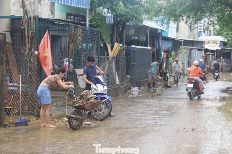 Cảnh tượng xót xa sau 3 đêm chạy lụt trở về: Nhà cửa nhuộm bùn, xơ xác - 17