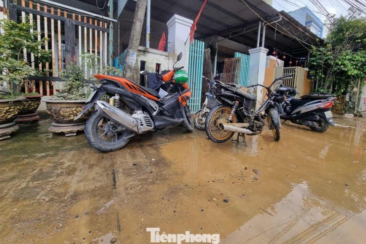 Cảnh tượng xót xa sau 3 đêm chạy lụt trở về: Nhà cửa nhuộm bùn, xơ xác - 22