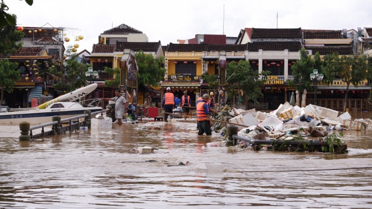 Không thể nhận ra Hội An sau trận lũ dữ - 1