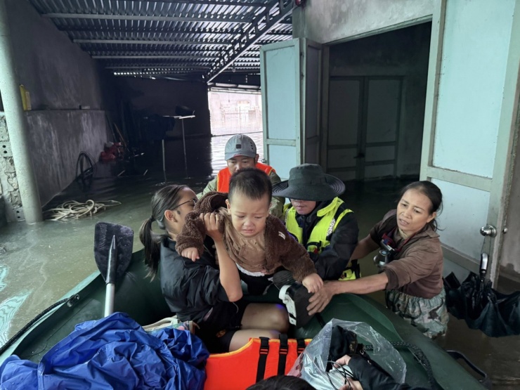 Nước ngập nhà dân ở phường Vũng Áng, các lực lượng sơ tán bà con ra khỏi khu vực nguy hiểm. Ảnh: CTV