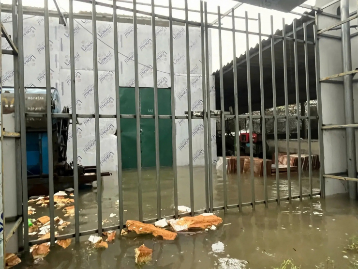 Nước lũ gây ngập nhà dân ở phường Vũng Áng. Ảnh: CTV