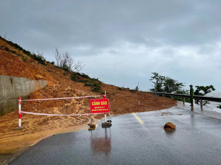 Tuyến đường ven biển khu vực giáp ranh giữa xã Kỳ Khang và phường Hải Ninh xảy ra sạt lở, giao thông bị chia cắt hoàn toàn. Ảnh: CTV