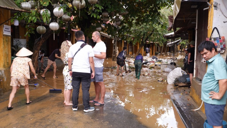 Không thể nhận ra Hội An sau trận lũ dữ - 14