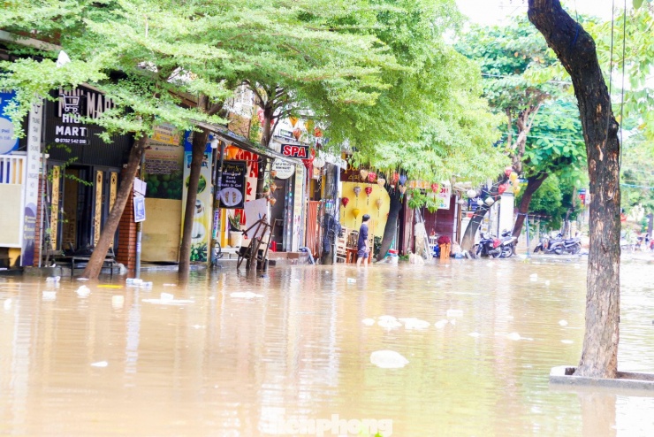 Không thể nhận ra Hội An sau trận lũ dữ - 24