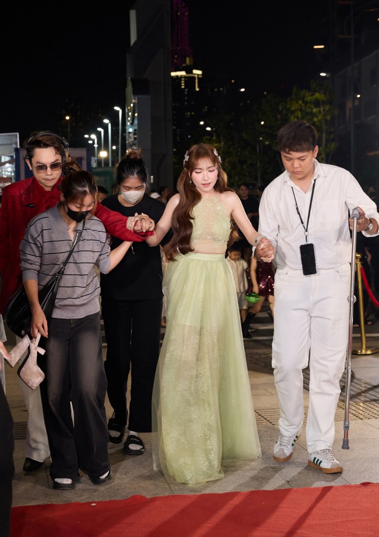 Hòa Minzy gây chú ý khi xuất hiện ở lễ trao giải Harper's Bazaar Star Awards 2025 tại TP HCM. Cô được 4 cộng sự hỗ trợ dìu lên thảm đỏ.