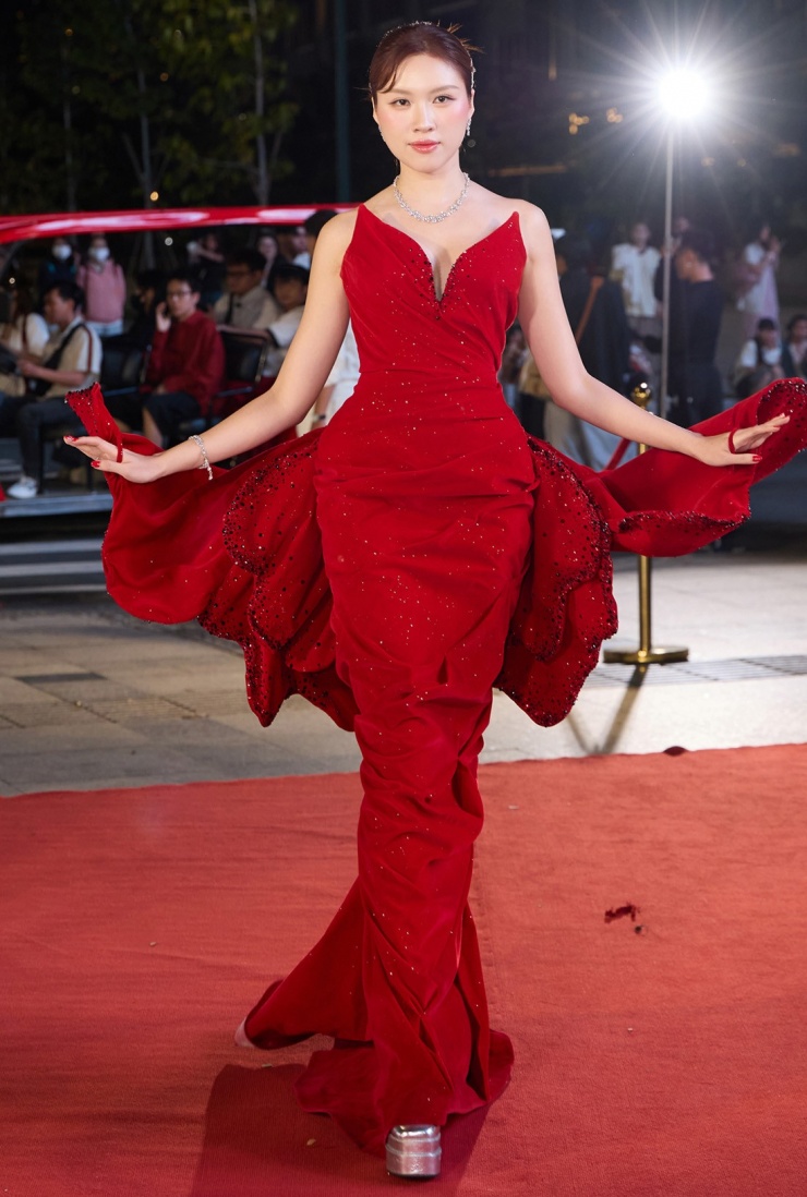 MC Thanh Thanh Huyền mặc thiết kế lộng lẫy, tôn da trắng cùng nhan sắc quyến rũ.