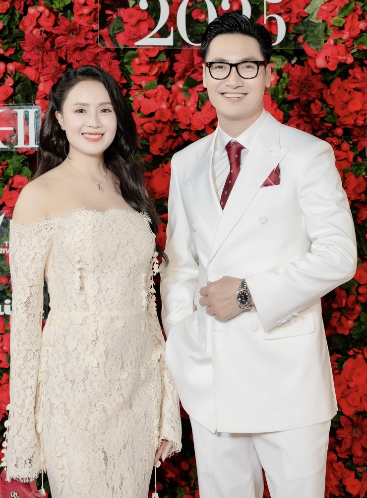 Hồng Diễm (trái) và Mạnh Trường từ Hà Nội vào TP HCM nhận giải 'Nam và nữ diễn viên phim truyền hình của năm'.