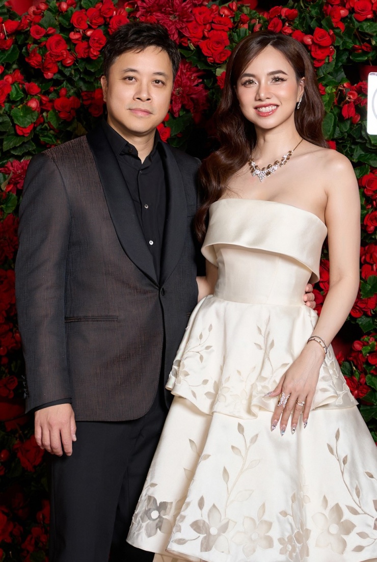 Đạo diễn Victor Vũ chúc mừng bà xã Đinh Ngọc Diệp là 'Diễn viên điện ảnh của năm'.