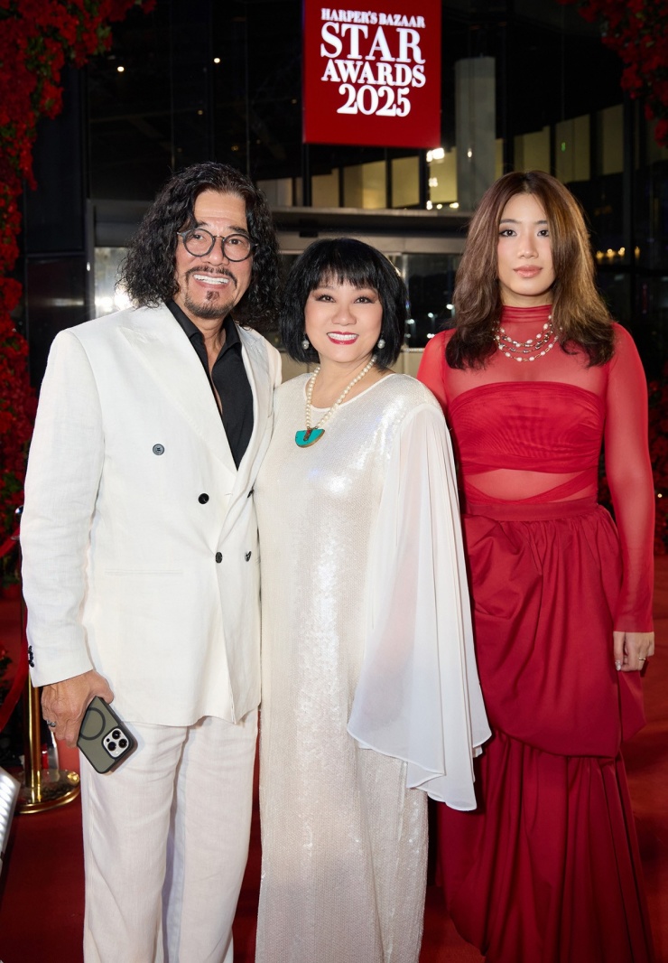 Vợ chồng nghệ sĩ Cẩm Vân - Khắc Triệu và con gái Cece Trương hào hứng dự lễ trao giải với chủ đề 'Secet Blooms'.