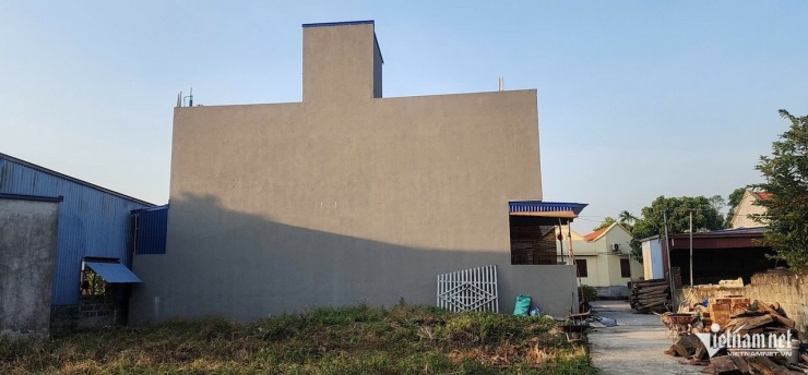 Căn nhà với các hạng mục công trình phủ kín lô đất.