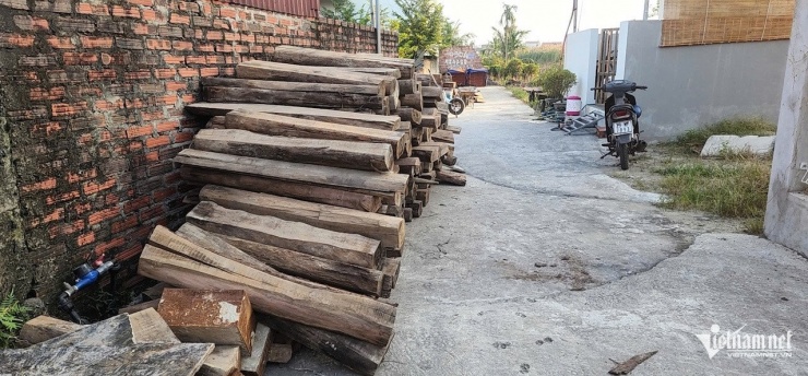 "Thần đèn" chuyển vật liệu và dụng cụ về chuẩn bị sẵn sàng di chuyển ngôi nhà xây nhầm về đúng vị trí.