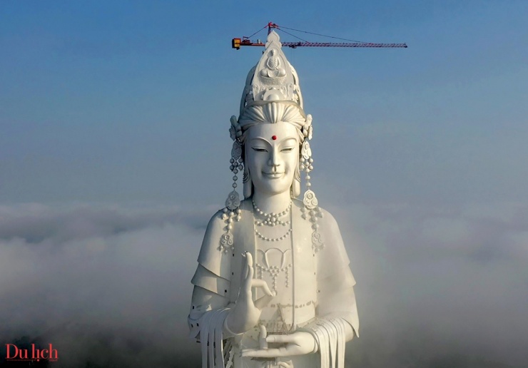 Khoảnh khắc tượng Phật cao nhất Việt Nam bên dòng sông mùa lũ - 5