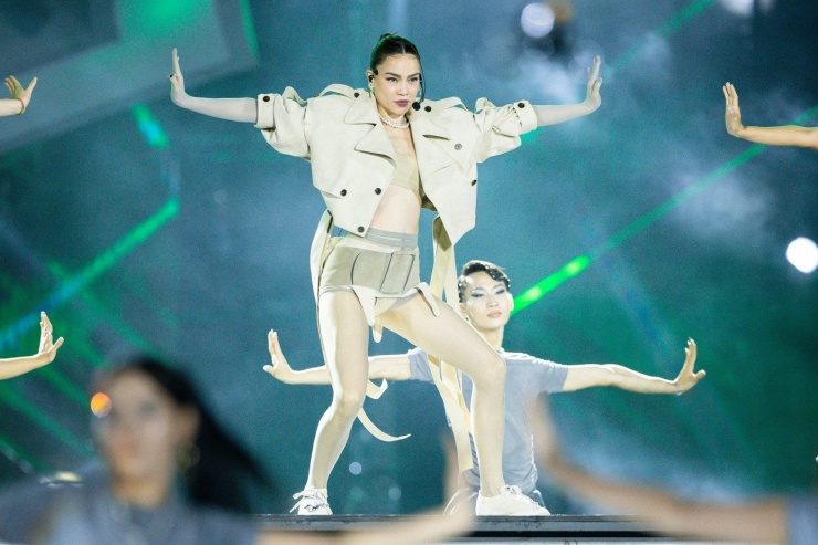 Hồ ngọc Hà tại concert Anh trai vượt ngàn chông gai.