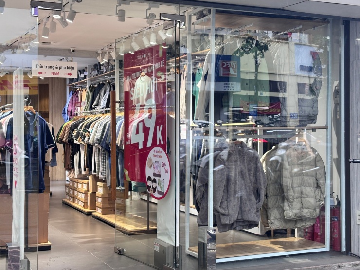 Phố thời trang Chùa Bộc "thay áo" đón lạnh.