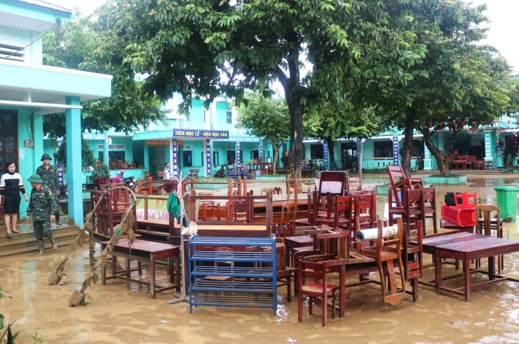 Trường học ở Đà Nẵng ngổn ngang bùn đất sau lũ - 4