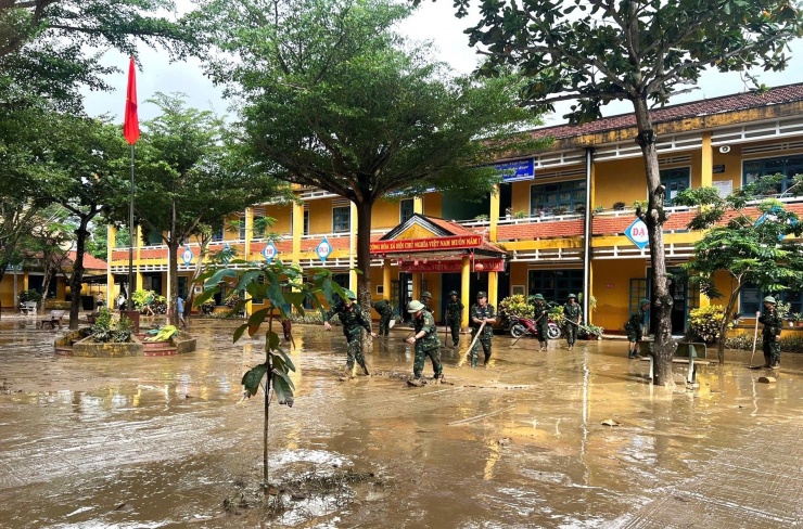 Các trường học ở Đà Nẵng ngập bùn non sau khi lũ rút. Ảnh: G.X