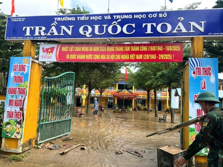 Trường Tiểu học và Trung học cơ sở Trần Quốc Toản lầy lội bùn đất. Ảnh: G.X