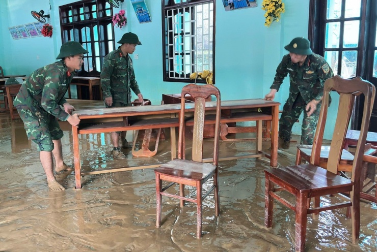 Trường học ở Đà Nẵng ngổn ngang bùn đất sau lũ - 5