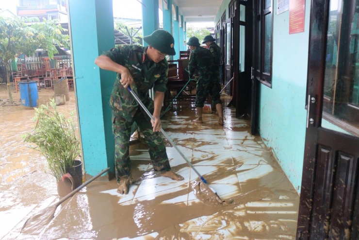Trường học ở Đà Nẵng ngổn ngang bùn đất sau lũ - 7