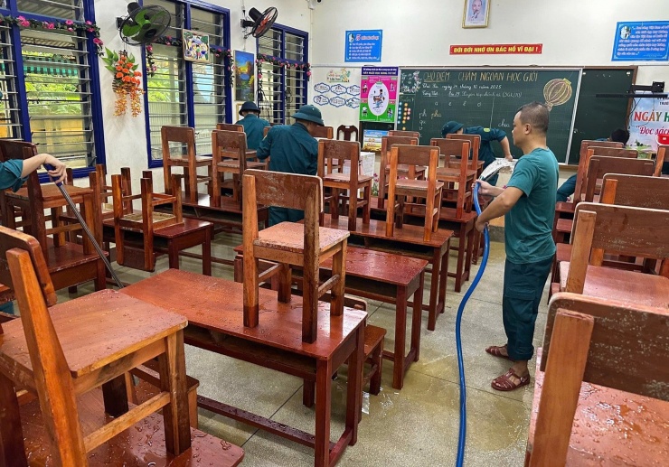 Bàn ghế, lớp học được dọn sạch sẽ để thầy cô, học sinh sớm trở lại trường. Ảnh: G.X