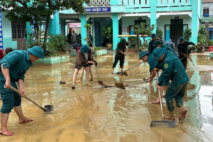 Trường học ở Đà Nẵng ngổn ngang bùn đất sau lũ - 9