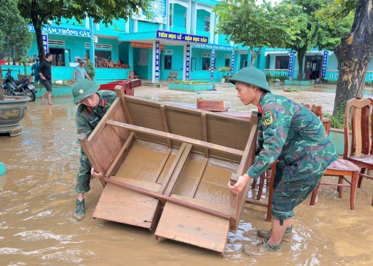 Các chiến sĩ hỗ trợ dọn dẹp để trả lại không gian sạch sẽ cho trường học. Ảnh: G.X