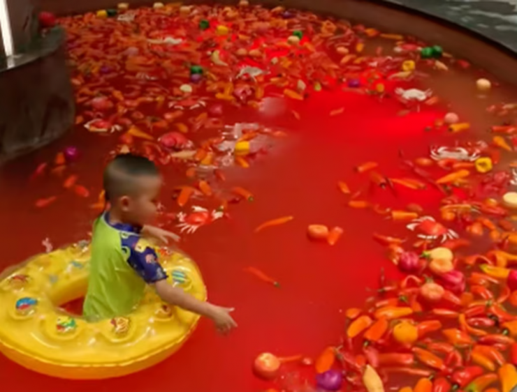 Dịch vụ “tắm lẩu” không giới hạn độ tuổi hay thời gian ngâm, tuy nhiên những người mắc bệnh tim mạch, các vấn đề về da hoặc dị ứng được khuyến cáo không nên tham gia trải nghiệm này. Ảnh: RedNote