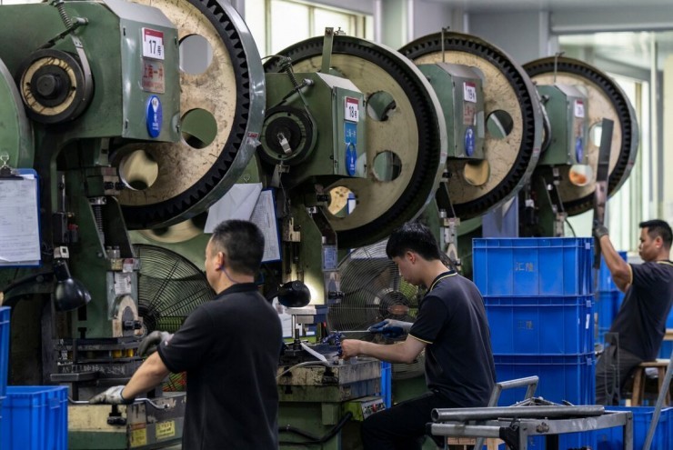 Kinh tế Trung Quốc lao dốc: Sản xuất rơi vào chuỗi suy giảm dài nhất thập kỷ