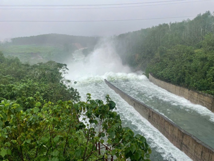 Hồ Kẻ Gỗ sẽ tăng lưu lượng xả tràn từ 17h chiều nay.